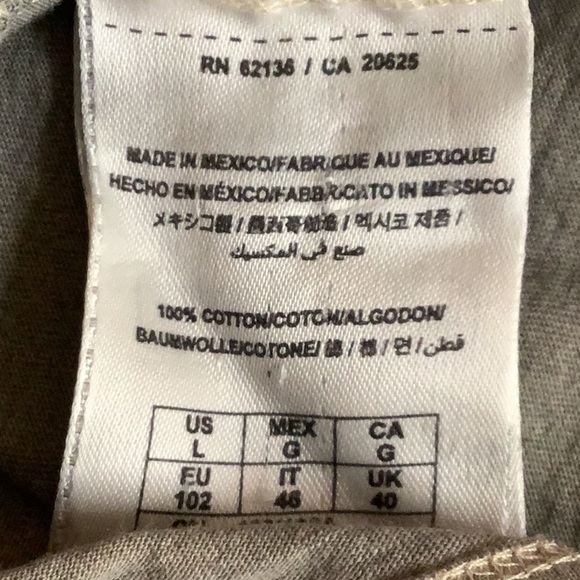 Guess Size Large V-Neck Graphic Tee. Preloved - Picture 5 of 5